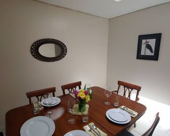 Creekfront 3-bedroom house with WiFi, AC in Happy Camp - Happy Camp - Dining room