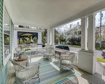 Elizabeth City Home with Fire Pit Less Than 1 Mi to Downtown - Elizabeth City - Patio