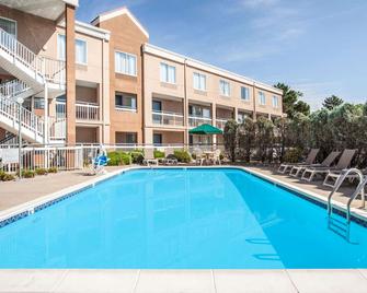 Baymont by Wyndham Madison Heights Detroit Area - Madison Heights - Piscina