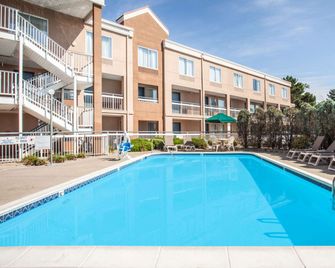 Baymont by Wyndham Madison Heights Detroit Area - Madison Heights - Piscina