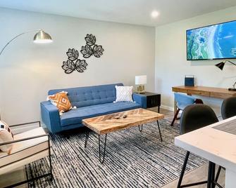 Top Floor-Work Here-Walk Downtown-King Bed - Walnut Creek - Living room