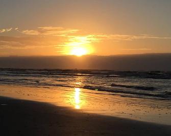 Isle Of Palms - 3rd Floor Ocean Front With Private Balcony, Pool, And Pier - Isle of Palms - Beach