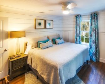 Dreamwood -- A Historic District Designer's Cottage With Private Courtyard - St. Marys - Schlafzimmer