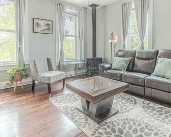 2BR Lake Ontario Suite King Bed, Historic Village, Walk to Waterfront & Dining - Sackets Harbor - Living room