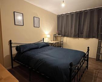 Comfy 5 Bedroom Home close to Richmond - London - Bedroom