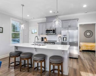 CC4-Awesome 3 Bedroom Townhome Perfect for Gamedays - Tuscaloosa - Kitchen
