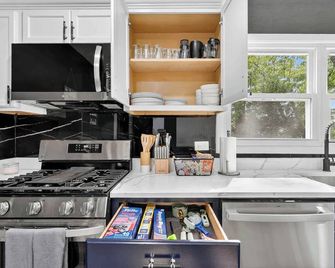 Greenway Getaway-Private Huge outdoor fun, Game,Navy - Beach Park - Kitchen