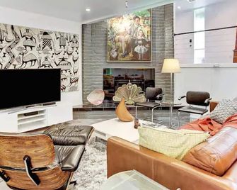 Nature Lover's 2 Bedroom Executive Condo Near Parks And Downtown - 休士頓 - 客廳