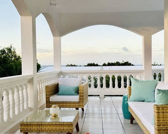 Newly Renovated Luxury West End Home Steps to Mead’s Bay and the Four Seasons. - West End Village - Balcony