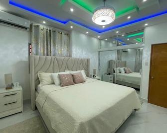 Lianas Rooftop Entire Apartment With Private Jacuzzi Just 8 min Near the Beach - Baní - Habitación