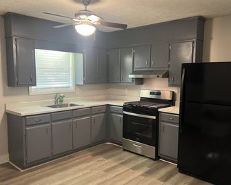 Spacious 4-bedroom house in Columbus with privacy fence situated in the county! - Columbus - Kitchen