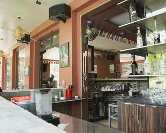 Catba Backpackers - Sea Vibe Pool Bar & Bungalow - Haiphong - Bar