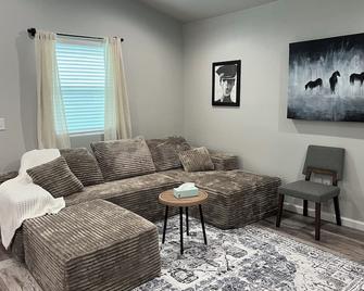 High Springs bungalow - High Springs - Living room