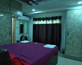 Charming 2-bedroom apartment in enchanting Visakhapatnam with WiFi, AC - Visakhapatnam - Bedroom