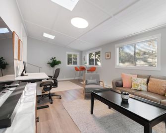Contemporary 2-bedroom house with large backyard in tranquil Redwood City - Redwood City - Living room