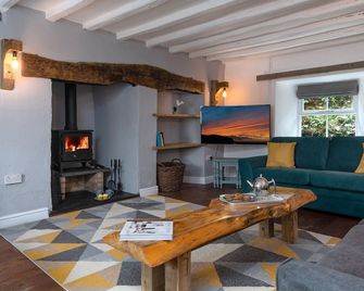 Farmhouse w/ fire pit, log burner, stunning views & dining room - Tywyn - Wohnzimmer