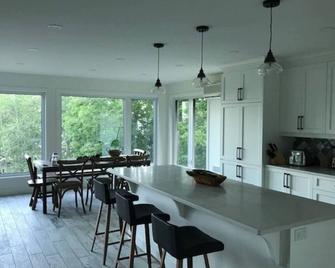 Beautiful cottage located on Mudge Bay, Kagawong, Manitoulin Island Ontario. - Gore Bay