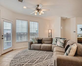 Newly Designed 3/2 Townhouse Close To Domain / Dt / Sxsw Top Spots! - Austin - Phòng khách