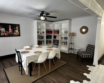 Elegant 3 Bedroom Home, With Pool table, Foosball Table, and Sauna, and More. - Sault Ste Marie - Dining room