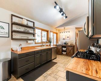 Pine Tree Lodge - Black Hawk - Kitchen
