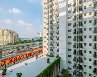 Simply Clean and Spacious Studio Signature Park Grande Apartment - Jacarta - Edifício