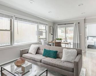 Inviting Stylish Home with Covered Patio - Chicago - Sala