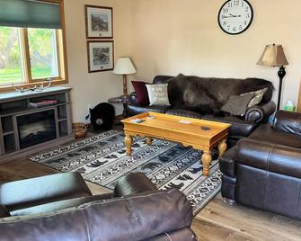 Beds By The Creekjust On The Edge Of Town - Choteau - Sala de estar
