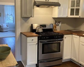 Four bedrooms, porch and parking! Pet-friendly with a large fenced yard. - Elkridge - Kitchen