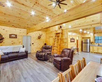 Crystal Springs Cabin, 4 Mi to Calling Panther! - Crystal Springs - Living room