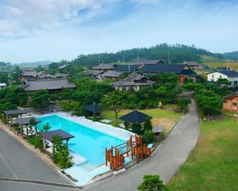 Muan Sparrow Valley Ocher Pension - Muan - Pool