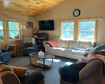 Clear Creek Cabin- 10 acres of privacy, Pond, Creek, Pet Friendly - Black River Falls - Living room