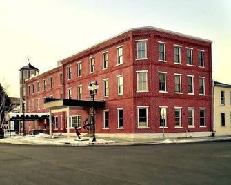 Ah #10 · Ah #10 Full W/Shower - Wabasha - Building