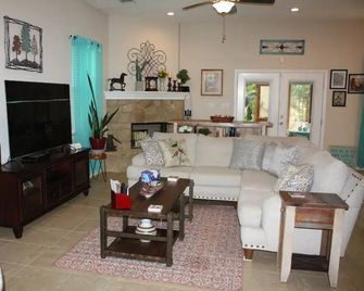 Modern home - quiet neighborhood - Bastrop - Sala de estar
