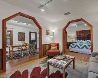 Nandina Cottage Hot-Tub Four Minutes to Marktplatz! - Fredericksburg - Wohnzimmer