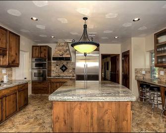 Beautiful Wranglers Roost Original Stage Coach Stop - New River - Kitchen