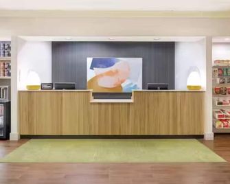 Spark by Hilton Louisville Airport - Louisville - Front desk