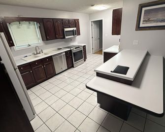 Fully furnished 3 BR 3 BA house to escape the hustle of the city. - Blountville - Kitchen