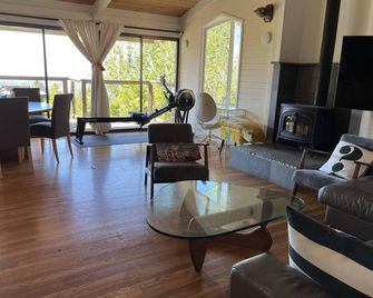 Beautiful Cottage in the Nature - Berkeley - Living room
