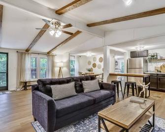 The Farmer's Cottage at Kings Crossing - Fredericksburg - Living room