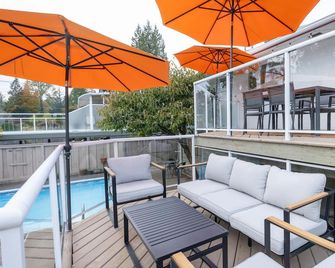 Charming Hillside Home - North Vancouver - Balcony