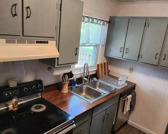 Recently remodeled 3 bed, 1.5 bath home on a beautiful lot w 3 ponds & creek - Carmel - Kitchen
