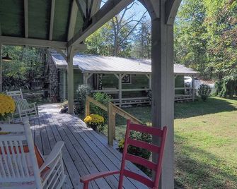Peaceful A-Frame Cottage in the Woods / 10 minutes from Amish Country - New Philadelphia - Patio