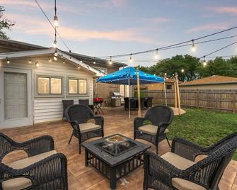 Cozy Home | King Bed | 10P | Metra | Chicago Suburb - Lombard - Patio