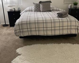 Cheerful 1 bedroom home with hot tub - Victorville - Bedroom