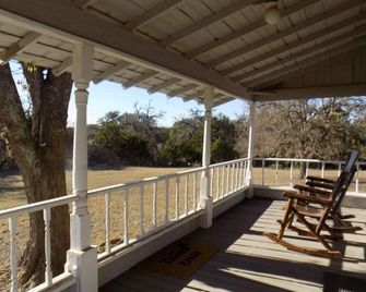 Comanche Creek Ranch Trigger Cabin - Bandera - Balcón