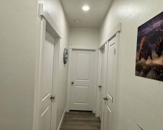 Private Western Up Fit With Hot Tub & Ev Charging - Burley - Коридор