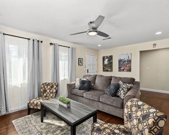 Newly Renovated 3Bed on Corner-lot EasyA to US99 - Fresno - Soggiorno