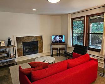 Cozy Snug Cove Treehouse - Bowen Island - Living room