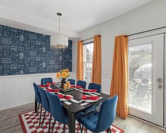 Backyard Dome, Games, Home in Corktown 4bd 2ba - Detroit - Dining room