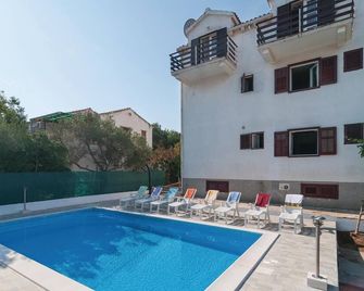 Two-Bedroom Apartment In Supetar - Supetar - Pool
